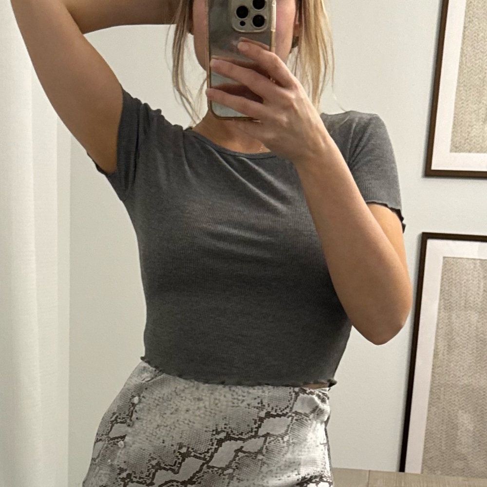 Gray Ribbed Women's Ruffle Hem Top - Picture 10 of 11